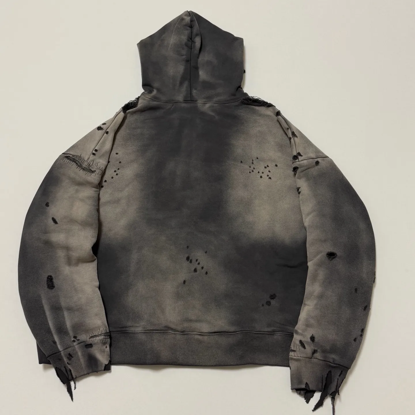 SAINT Mxxxxxx DBL FACE ZIP UP HOODIE/CHARCOAL Double-layer destroyed waffle zipper jacket, washed black S-XL, a style that has been used in the summer. After continuous fine polishing, it has finally been shipped. The finished product is simply a work of art. Super heavy washing to make the weather look old. Multiple water fades. Excessive manual wormhole damage processing. Deconstruction and reorganization embroidery technology. Custom-made zipper with LOGO. The color details of the zipper webbing are also correct. Original grade fruit main label and wash water label. Top purchasing grade. A layer of waffle fabric is added to the inner lining to make the overall texture stronger and increase the comfort and warmth of the wearer.